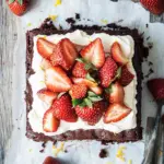 Brownie mit Mascarpone und Erdbeeren