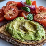 Ger&ouml;stetes Brot mit Avocadobutter und Tomatensalat