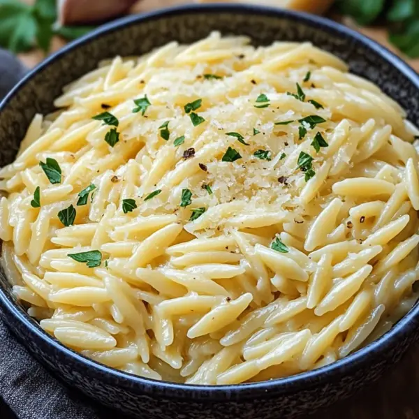 Cremige Orzo-Nudeln mit Knoblauch und Parmesan