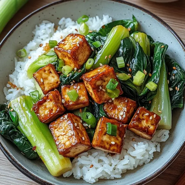 Gebratener Pak Choi mit knusprigem Tofu und Reis