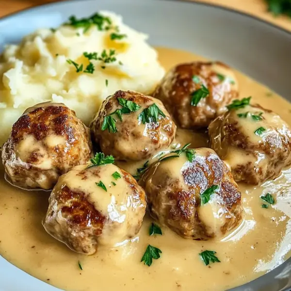 Hackbällchen in cremiger Sauce mit Kartoffelpüree